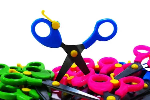 Tijera escolar Scissors con resorte 24 unid.